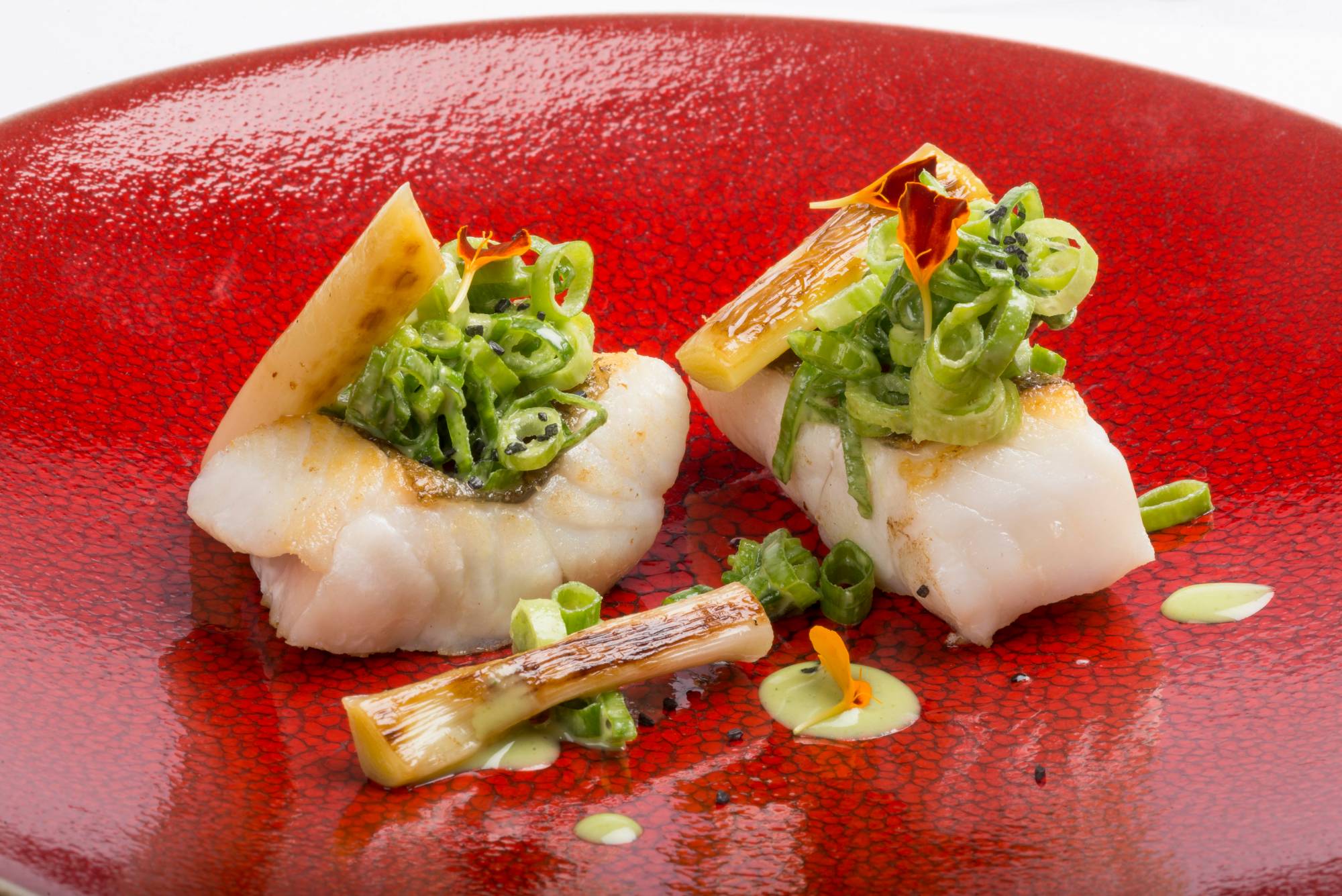 Plato de pescado del menú homenaje